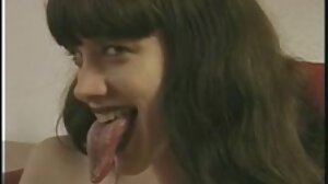 Lubed의 매혹적인 Sybil과 함께 어깨를 으쓱하는 엘사 포르노 다리 액션