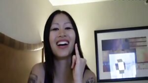 Doc Squirt의 멋진 Roxy Lips와 함께 어깨에 다리를 셱스 비디오 얹은 다리