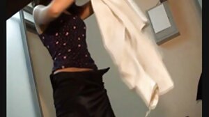 Teen Mega World의 유혹하는 오로라 B와 음탕한 포즈 프르노 비디오