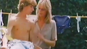 DDF 네트워크의 멋진 Sasha Sparrow와 고전 포르노 함께 어깨를 으쓱하는 다리