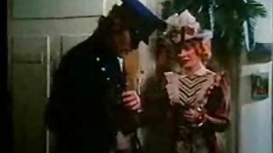 홀드에서 섹시한 반란군 린과 함께 중간 유부녀 포르노 크기의 가슴 장면